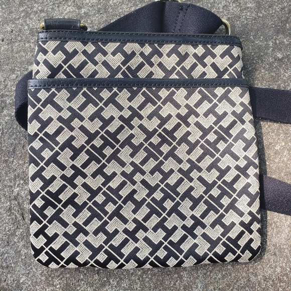 Tommy Hilfiger Signature Crossbody - Picture 3 of 5